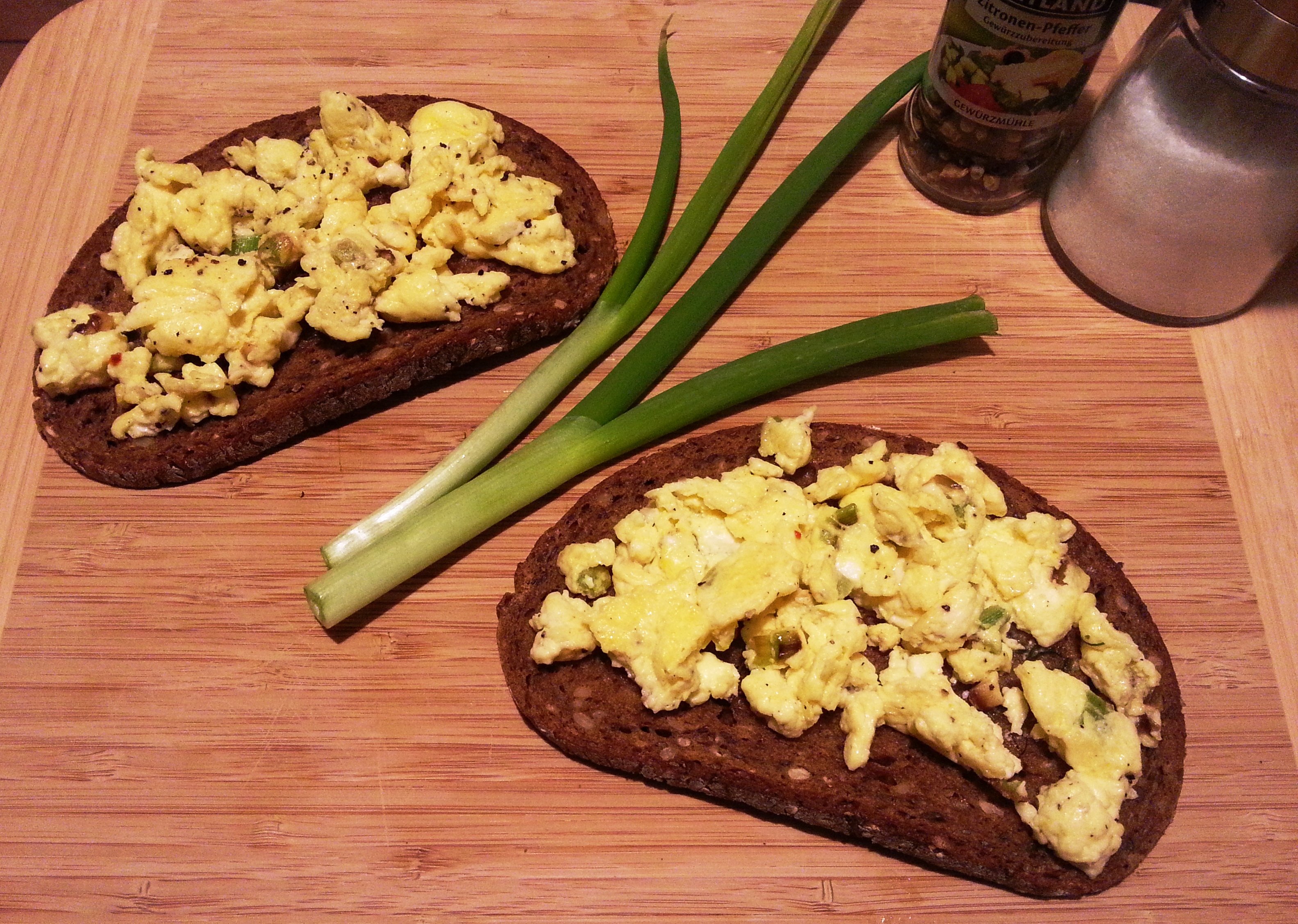 Rührei mit Frühlingszwiebeln auf Vollkornbrot