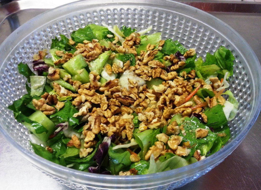 Salatmix mit Wallnuessen