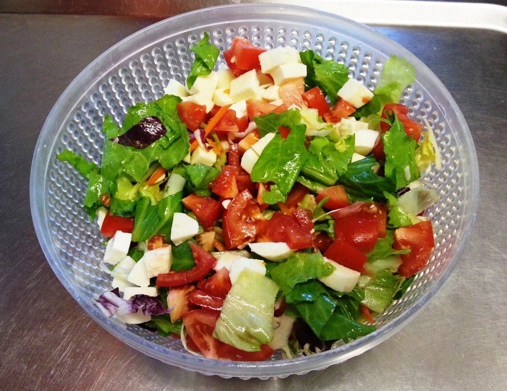 Rohkostsalat mit Tomate und Mozzarella