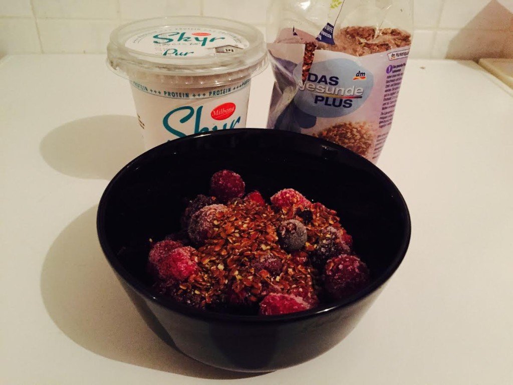 Jogurt mit Beerenfrüchten und Leinensamen