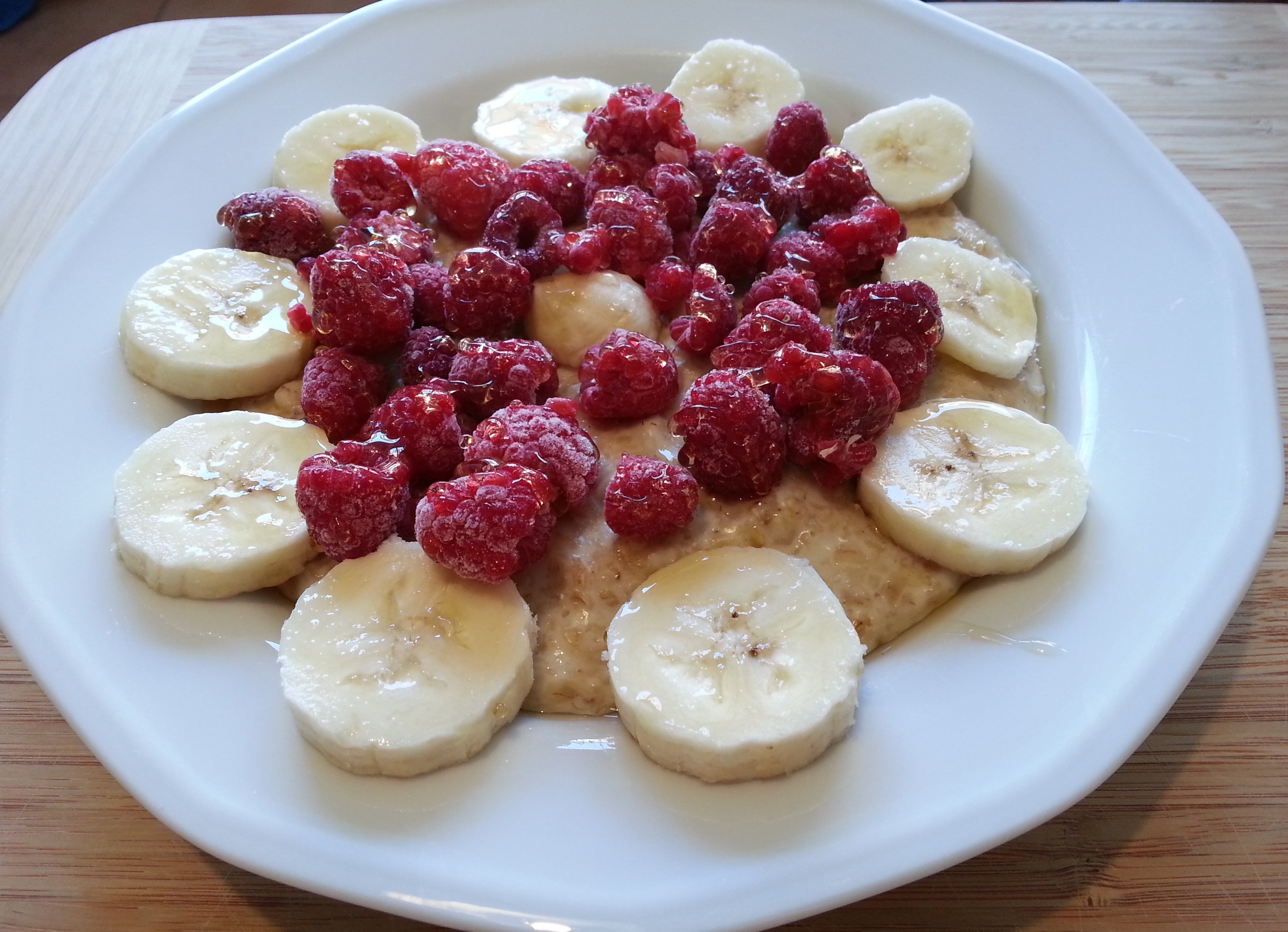 Oatmeal mit Banane und Himbeeren