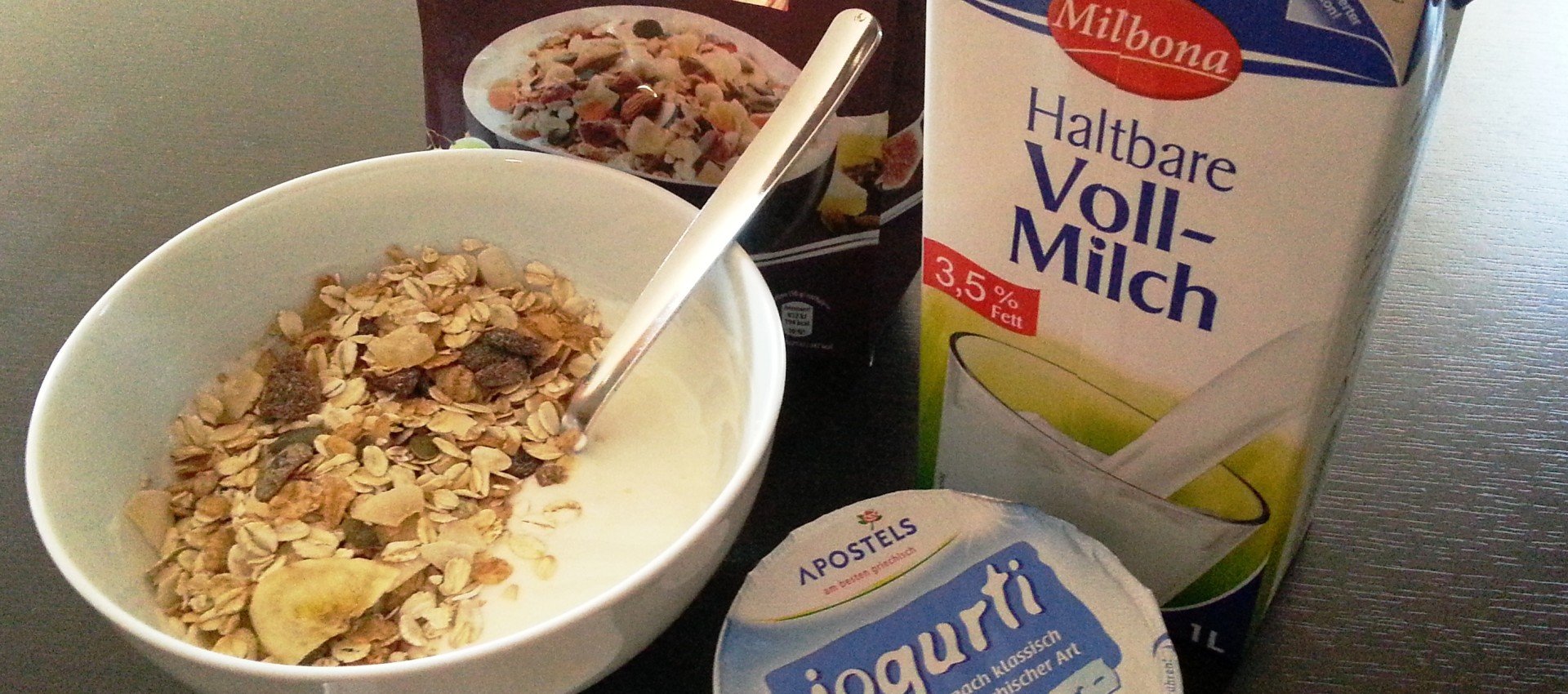 Naturjoghurt mit Fruchtmüsli und Whey
