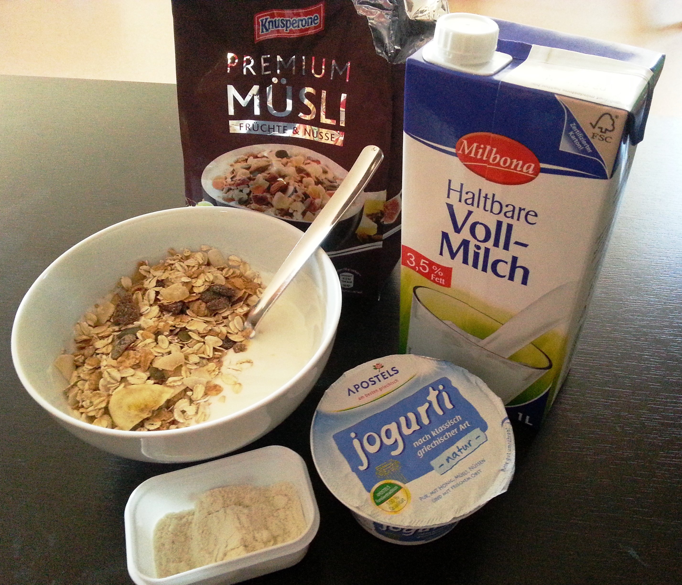 Naturjoghurt mit Fruchtmüsli und Whey
