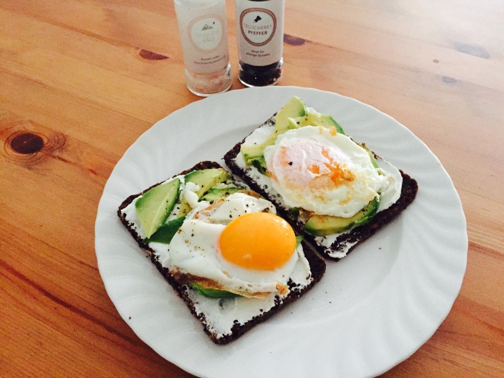 Avocado Frühstück mit Spiegelei