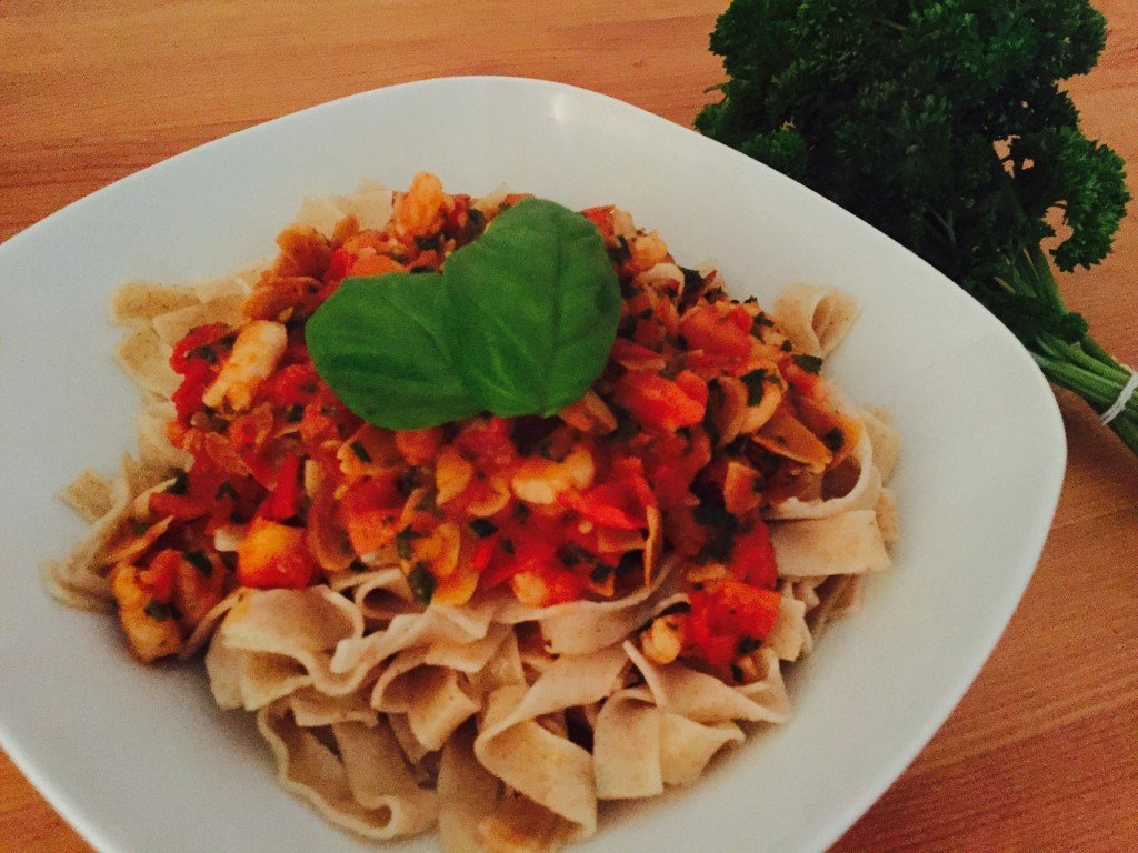 Vollkornnudeln an Mandelblättchen mit Scampis