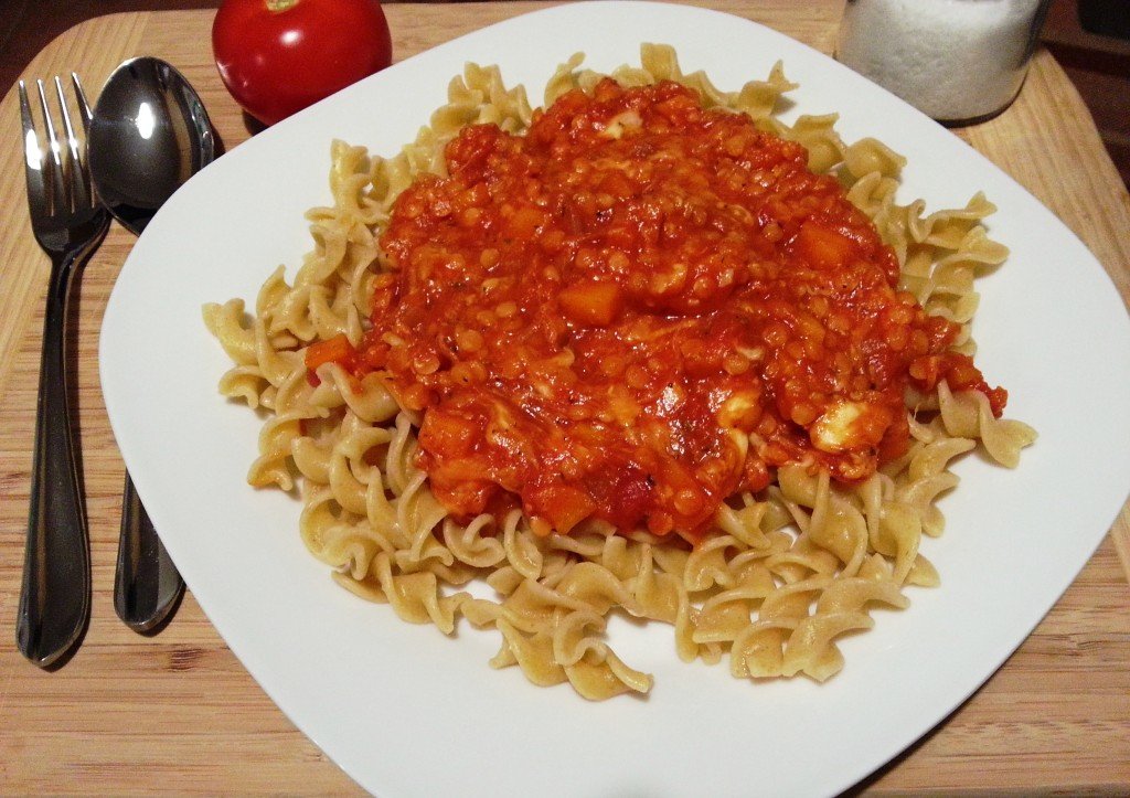 Vollkornnudeln mit Linsen-Bolognese