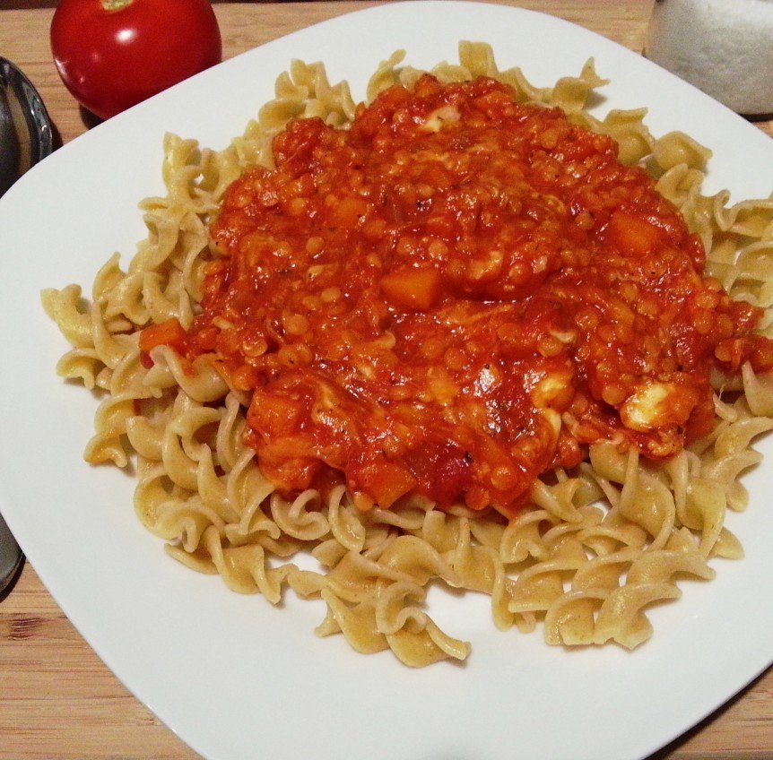 Vollkornnudeln mit Linsen-Bolognese