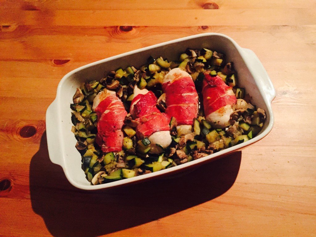 Hähnchen im Speck mit Gemüse