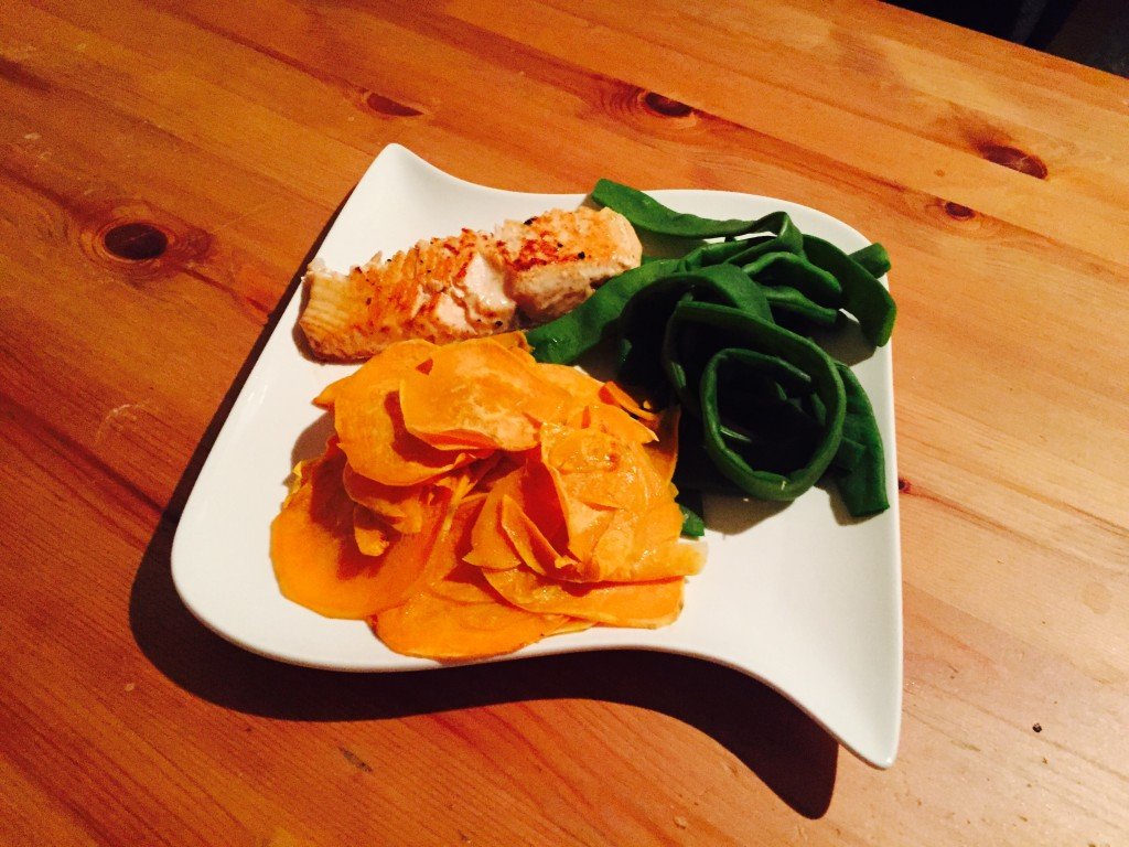 Lachs mit Süßkartoffeln und Stangenbohnen