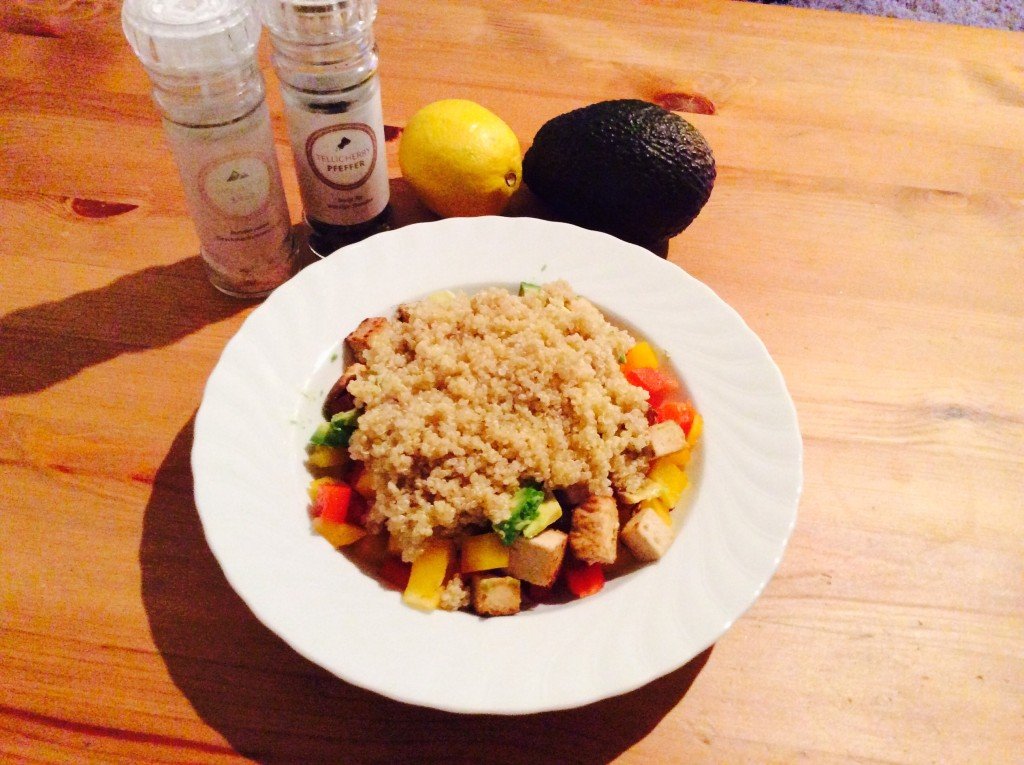 Quinoa-Salat mit Tofu und Avocado
