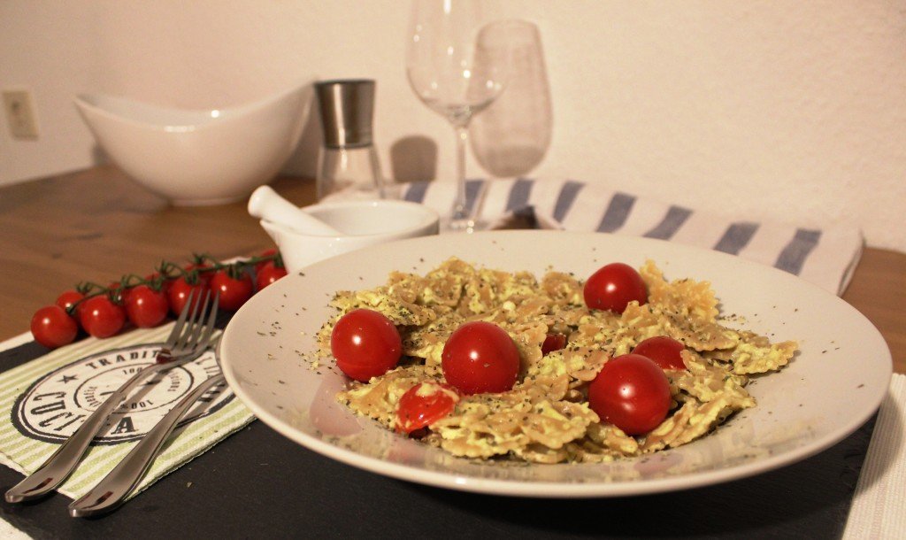 Vollkorn Farfalle in Avocado Feta Sauce